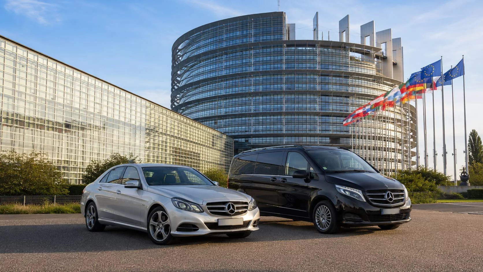 Berline blanche et van Mercedes noir devant le Parlement européen à Strasbourg.